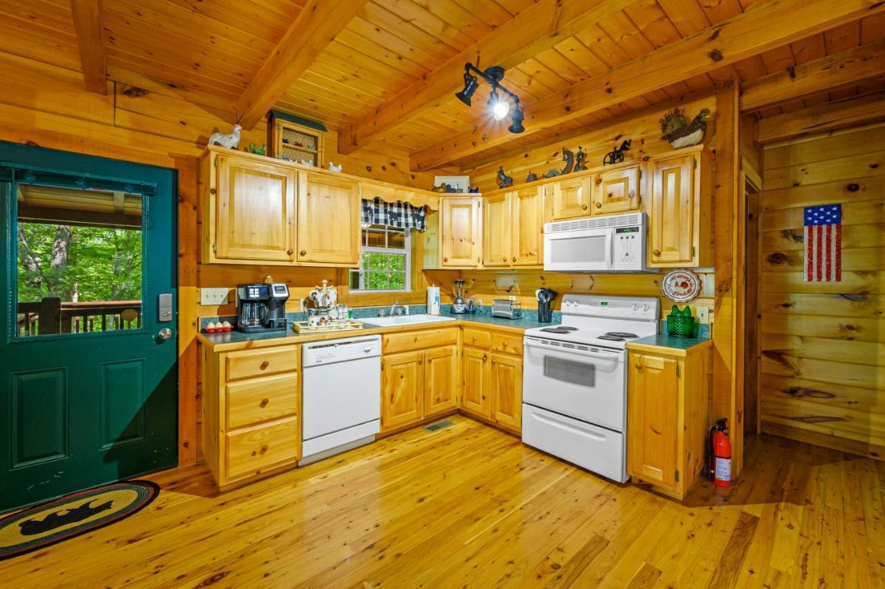 Gypsy Road - Privacy! Log Cabin With Hot Tub, Wifi, Directv And Arcade Sevierville Exterior photo